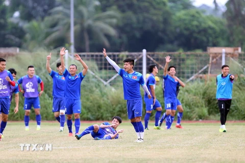 Đội tuyển Việt Nam tập luyện trước trận đấu với đội Indonesia. (Ảnh: Minh Tiến/TTXVN)