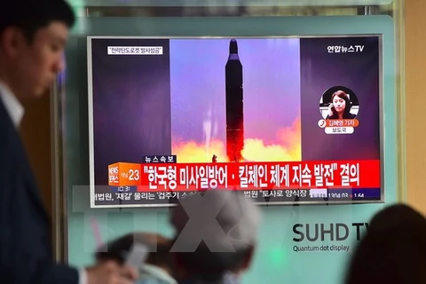 Một bản tin về vụ phóng thử tên lửa tầm trung Musudan của Triều Tiên được phát tại nhà ga ở thủ đô Seoul, Hàn Quốc. (Nguồn: AFP/TTXVN)