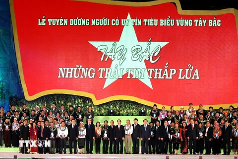 Các lãnh đạo Đảng, Nhà nước chụp ảnh với đại biểu người có uy tín tiêu biểu vùng Tây Bắc. (Ảnh: Trung Kiên/TTXVN)