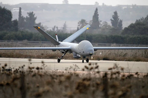 Một máy bay không người lái của Israel bay gần biên giới Israel-Syria ngày 29/11. (Nguồn: AFP)