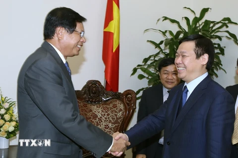 Phó Thủ tướng Vương Đình Huệ tiếp ông Bouasone Bouphavanh, Viện trưởng Viện Nghiên cứu Kinh tế quốc gia Lào, nguyên Thủ tướng Chính phủ Lào. (Ảnh: Nguyễn Dân/TTXVN)