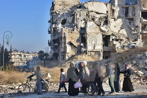 Người dân Syria sơ tán khỏi khu vực phía đông Aleppo để đến quận Bab al-Hadid - nơi quân Chính phủ giành lại quyền kiểm soát từ phiến quân, ngày 7/12. (Nguồn: AFP/TTXVN)