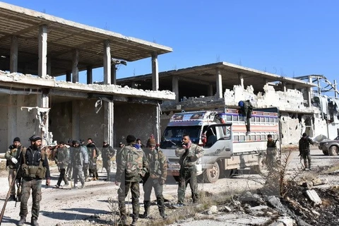 Lực lượng ủng hộ Chính phủ Syria sau khi giành lại quyền kiểm soát quận Myessar, phía Đông Aleppo ngày 4/12. (Nguồn: AFP/TTXVN)