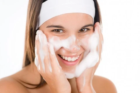Giữ da sạch là vấn đề tiên quyết để phòng ngừa và trị mụn.