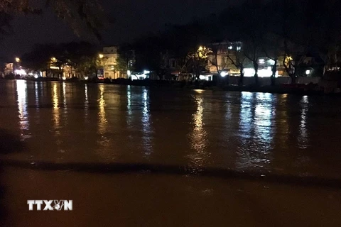 Mưa to, nước lũ có khả năng vượt báo động 3 trong đêm nay (ảnh chụp 20 giờ ngày 14/12 trên sông An Cựu, Huế). (Ảnh: Quốc Việt/TTXVN)