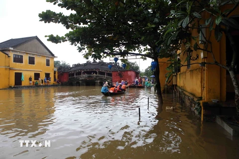 Nhiều nhà dân ở phố cổ Hội An, Quảng Nam bị chìm ngập trong nước lũ. (Ảnh: Trần Lê Lâm/TTXVN)