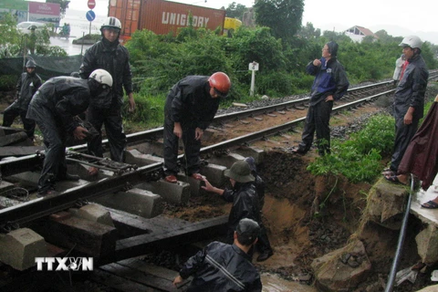 Nhiều điểm trên đường sắt Bắc-Nam đoạn qua địa bàn Khánh Hòa bị xói lở. (Ảnh: Phan Sáu/TTXVN)