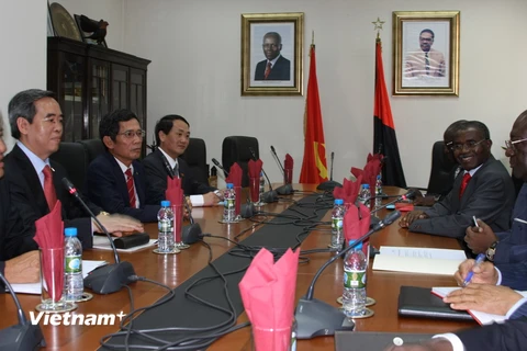 Ông Nguyễn Văn Bình, Trưởng Ban Kinh tế Trung ương hội kiến với ông Antonio Paulo Kassoma, Tổng thư ký Đảng Phong trào Nhân dân Giải phóng Angola. (Ảnh: Mạnh Hùng-Dư Hưng/Vietnam+)