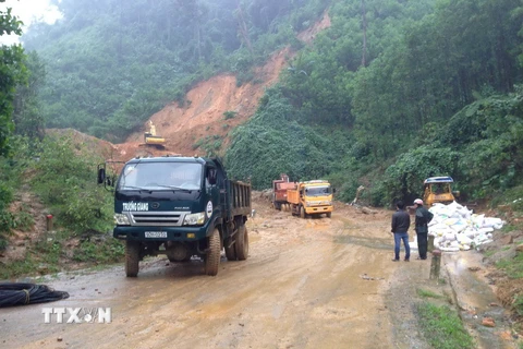 Các đơn vị xử lý sự cố sạt lở núi gây tắc giao thông quốc lộ 40B tại Km 68+800 thuộc địa phận xã Trà Tân, huyện Bắc Trà My, tỉnh Quảng Nam. (Ảnh: Đoàn Hữu Trung/TTXVN) 