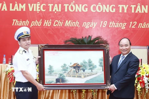 Thủ tướng Nguyễn Xuân Phúc tặng quà lưu niệm cho Tổng Công ty Tân Cảng Sài Gòn. (Ảnh: Thống Nhất/TTXVN)