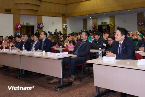  Đại diện các cơ quan quản lý lao động của Việt Nam và Hàn Quốc tham dự buổi giao lưu với người lao động. (Ảnh: Vũ Toàn-Phạm Duy/Vietnam+)