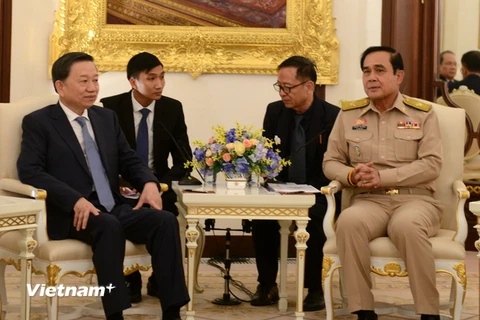 Bộ trưởng Tô Lâm chào xã giao Thủ tướng Thái Lan Prayut Chan-ocha. (Ảnh: Sơn Nam/Vietnam+)