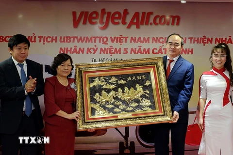 Ông Nguyễn Thiện Nhân, Ủy viên Bộ Chính trị, Chủ tịch Ủy ban Trung ương MTTQ Việt Nam tặng quà lưu niệm cho Ban lãnh đạo Vietjet Air nhân dịp kỷ niệm 5 năm cất cánh. (Ảnh: Thế Anh/TTXVN)