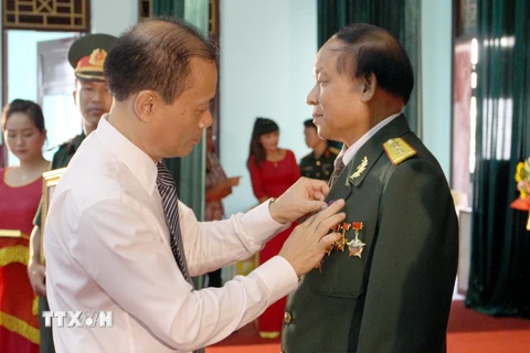 Một buổi trao tặng huân, huy chương của Nhà nước Lào cho cán bộ, chuyên gia, quân tình nguyện Việt Nam. (Nguồn: TTXVN)