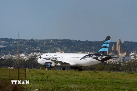 Máy bay Airbus A320 của hãng hàng không Afriqiyah Airways tại sân bay Luqa, ở Malta ngày 23/12. (Nguồn: AFP/TTXVN)