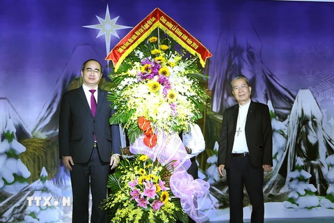 Chủ tịch Ủy ban Trung ương Mặt trận Tổ quốc Việt Nam Nguyễn Thiện Nhân chúc mừng Giáng sinh tại Giáo phận Thái Bình. (Ảnh: Nguyễn Dân/TTXVN)