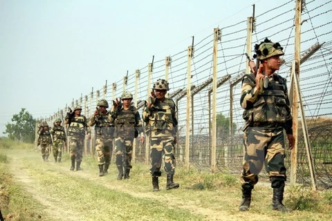 Lực lượng biên phòng Ấn Độ tuần tra tại khu vực biên giới Ấn Độ-Pakistan ở Budwar. (Nguồn: EPA/TTXVN)