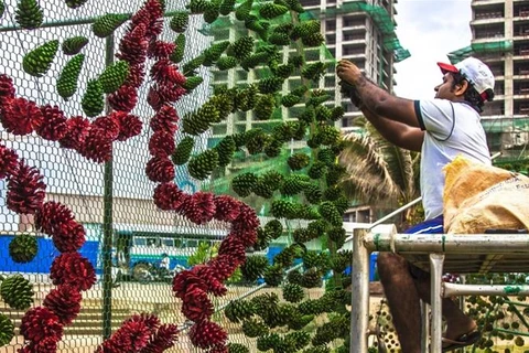 Công nhân tham gia trang trí cây thông Noel cao nhất thế giới. (Nguồn: Al Jazeera)