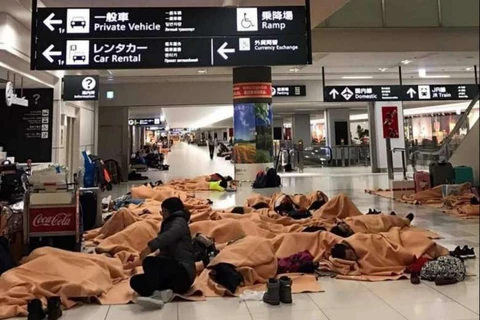 Du khách ngủ tại sân bay tại Sapporo. (Nguồn: Straitstimes.com)