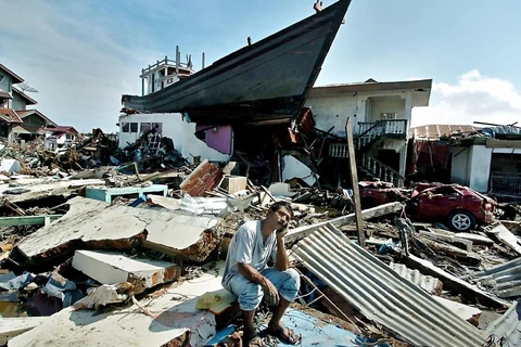 Aceh tan hoang sau khi bị sóng thần tàn phá năm 2004. (Nguồn: The Guardian)