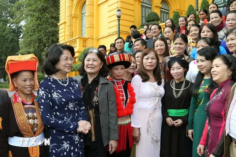 Phó Chủ tịch nước Đặng Thị Ngọc Thịnh với các đại biểu. (Ảnh: Doãn Tấn/TTXVN)