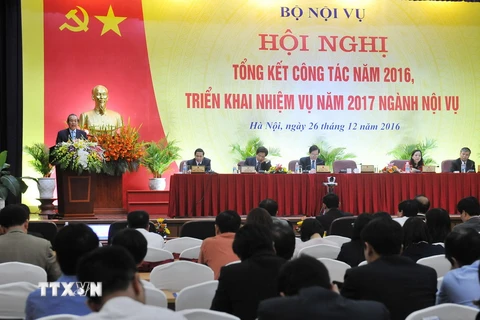 Phó Thủ tướng Thường trực Chính phủ Trương Hòa Bình đến dự và phát biểu chỉ đạo tại Hội nghị tổng kết công tác năm 2016, triển khai nhiệm vụ năm 2017 ngành nội vụ. (Ảnh: Nguyễn Khang/TTXVN)
