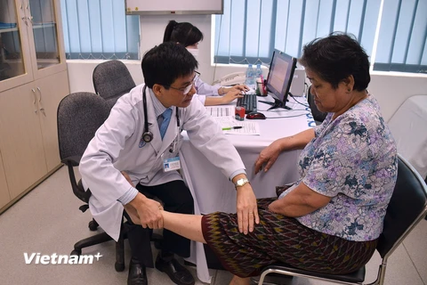 Các y bác sỹ Việt Nam khám bệnh cho bệnh nhân Campuchia trong chương trình. (Ảnh: Nguyễn Lâm/Vietnam+)