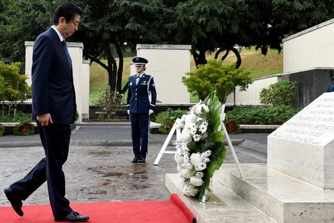 Thủ tướng Abe đã tới đặt hoa tại Nghĩa trang Quốc gia Thái Bình Dương. (Nguồn: Reuters)
