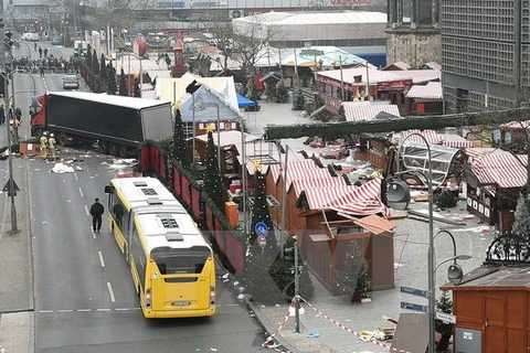 Hiện trường vụ đâm xe tải tại chợ Giáng sinh Breitscheidplatz. (Ảnh: EPA/TTXVN)