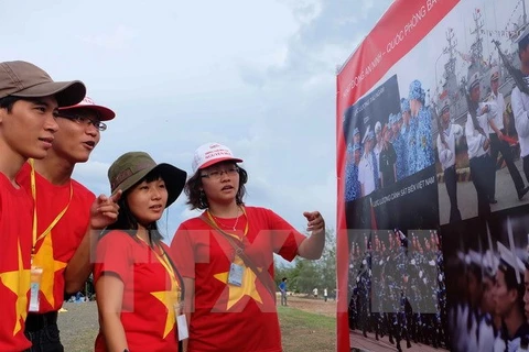Sinh viên xem ảnh tại triển lãm ảnh 'Tự hào biển đảo Việt Nam.' (Ảnh: Đoàn Bắc/TTXVN)