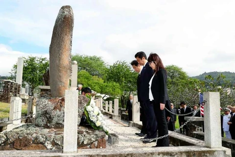 Thủ tướng Nhật Bản Shinzo Abe và Bộ trưởng Quốc phòng Tomomi Inada tại Nghĩa trang Nhật Bản ở Honolulu, Hawaii ngày 26/12. (Nguồn: AFP)