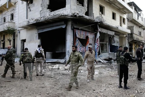 Binh sỹ Syria tuần tra tại thị trấn al-Bab. (Nguồn: AP/TTXVN)