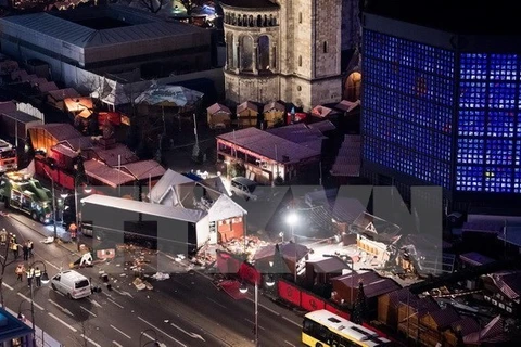 Hiện trường vụ đâm xe tải tại chợ Giáng sinh ở Berlin. (Nguồn: EPA/TTXVN)