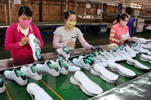 Một dây chuyền sản xuất giày dép xuất khẩu. (Ảnh: Trần Lê Lâm/TTXVN)