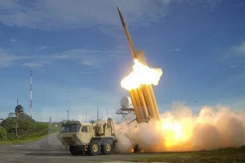 Tên lửa đánh chặn được phóng từ bệ phóng thuộc một bộ phận của hệ thống THAAD. (Ảnh: Reuters/TTXVN)