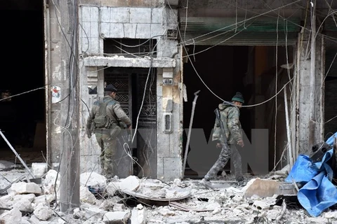 Lực lượng ủng hộ Chính phủ Syria tuần tra tại quận Ithaa, phía Tây Aleppo. (Nguồn: AFP/TTXVN)