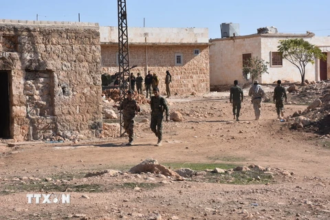 Binh sỹ thuộc lực lượng ủng hộ Chính phủ Syria tuần tra ở khu vực thành phố Al-Bab ngày 25/11/2016. (Nguồn: AFP/TTXVN)