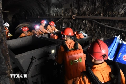 Lực lượng cứu hộ làm nhiệm vụ tại hiện trường một vụ nổ mỏ than ở Trung Quốc. (Nguồn: THX/TTXVN)