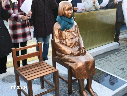 Chính quyền thành phố Busan đã cho phép một nhóm hoạt động dân sự Hàn Quốc dựng bức tượng cô gái trẻ bên ngoài Lãnh sự quán Nhật Bản ở Busan. (Nguồn: Kyodo/TTXVN)