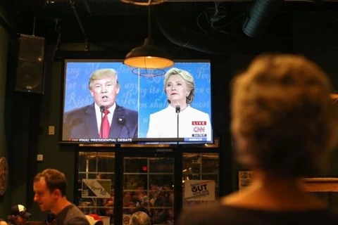 Người dân Mỹ theo dõi thông tin về cuộc bầu cử qua truyền hình. (Nguồn: BBC)