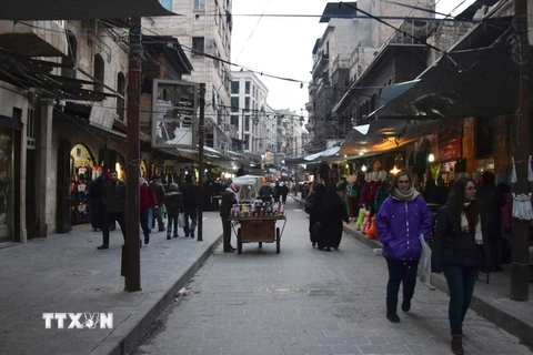 Cảnh yên bình của người dân Syria trên một tuyến phố ở Aleppo ngày 29/12. (Nguồn: EPA/TTXVN)