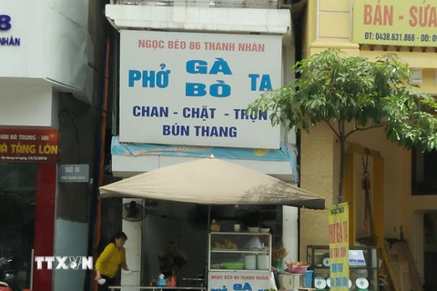 Hàng quán kinh doanh lấn chiếm vỉa hè gây mất mỹ quan trên tuyến phố Thanh Nhàn. (Ảnh: Nguyễn Văn Thắng/TTXVN)