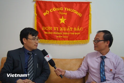 Ông Bùi Trung Thướng (trái) trả lời phỏng vấn của phóng viên TTXVN. (Ảnh: Đăng Chính/Vietnam+)