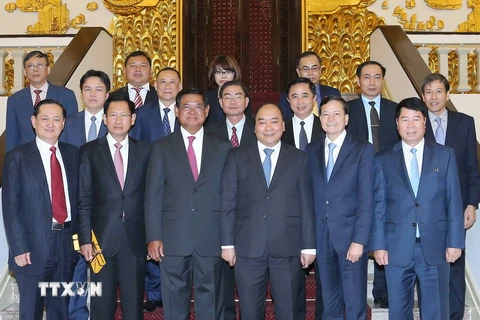 Thủ tướng Nguyễn Xuân Phúc chụp ảnh lưu niệm với các đại biểu. (Ảnh: Doãn Tấn/TTXVN)