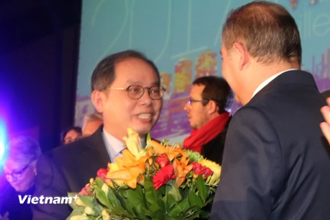 Thị trưởng Didier Guillaume đã tặng hoa Đại sứ Nguyễn Ngọc Sơn tại buổi lễ. (Ảnh: Bích Hà/Vietnam+)
