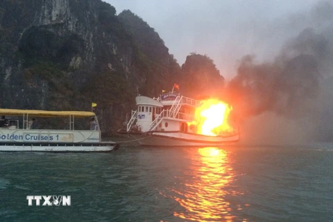 Hiện trường vụ tàu Ánh Dương QN 3598 bị cháy trên Vịnh Hạ Long. (Ảnh: Văn Đức/TTXVN) 