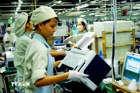Lắp ráp sản phẩm tại công ty Samsung Việt Nam. (Ảnh: Thái Hùng/TTXVN)