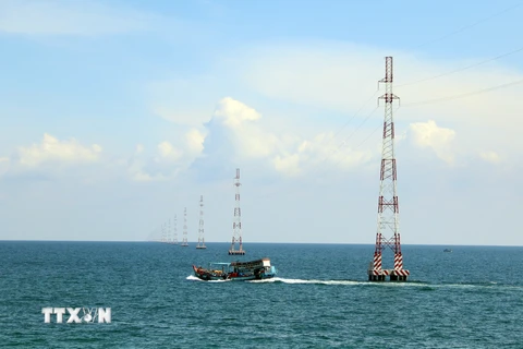 Công trình cấp lưới điện quốc gia cho xã đảo Lại Sơn. (Ảnh minh họa: Lê Huy Hải/TTXVN)