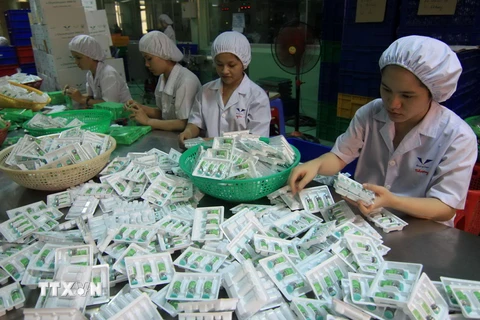 Sản xuất dược phẩm tại nhà máy của Công ty cổ phần dược-trang thiết bị y tế Bình Định. (Ảnh: Vũ Sinh/TTXVN)