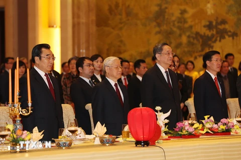  Tổng Bí thư Nguyễn Phú Trọng và Chủ tịch Chính hiệp Trung Quốc Du Chính Thanh cùng các đại biểu làm lễ chào cờ. (Ảnh: Trí Dũng/TTXVN)